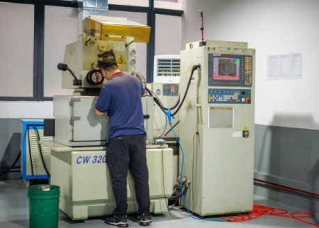 Slow Wire EDM – Precision 0.05mm, Machining Range X350 Y250 Z200